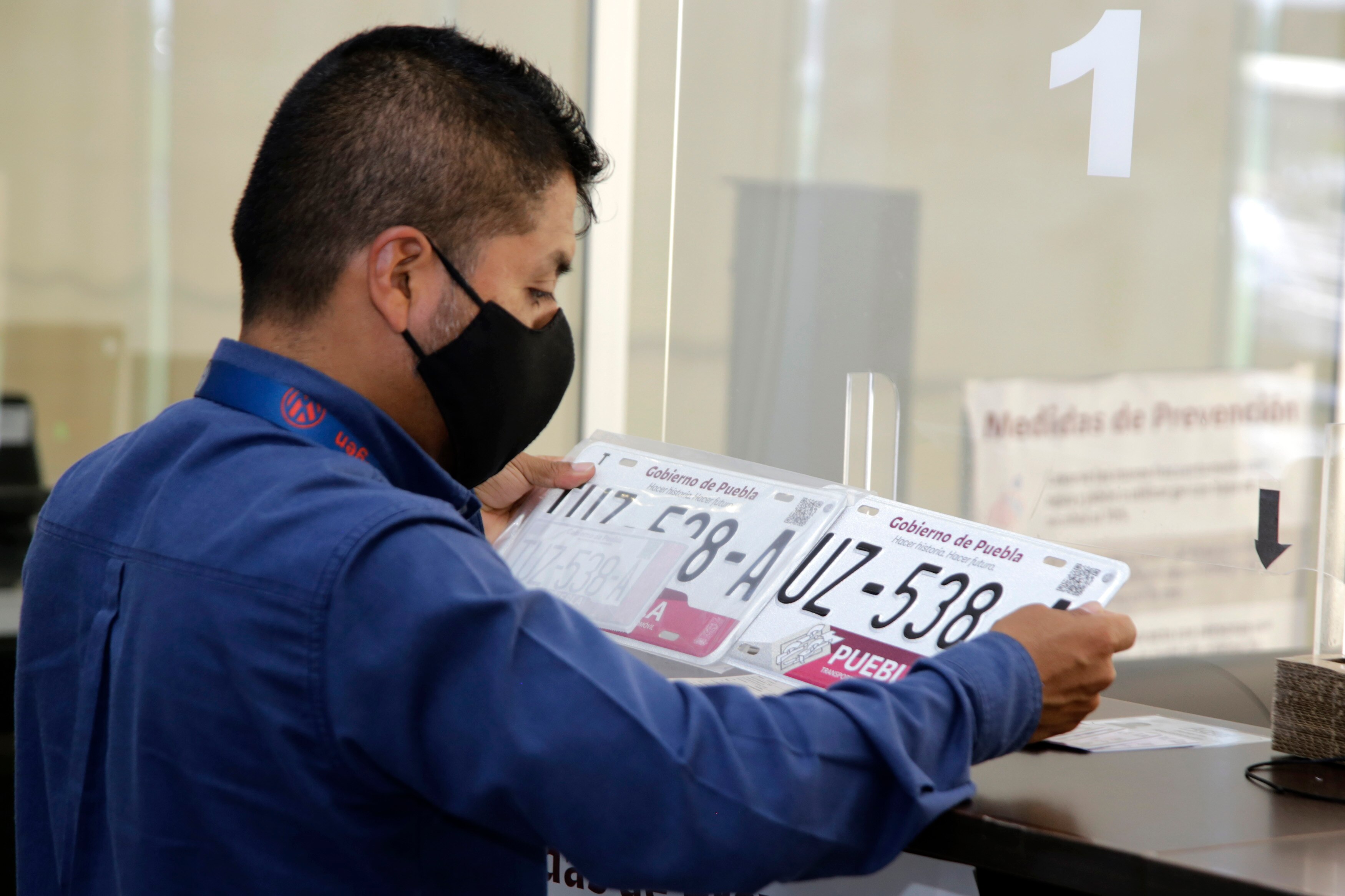 Además, el reemplacamiento suele estar vinculado con el pago de impuestos y otros trámites vehiculares, garantizando que los vehículos cumplan con los requisitos legales establecidos por el gobierno estatal. 
Foto: Producción El Universal Puebla