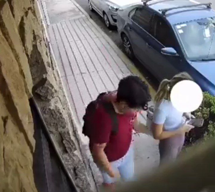 Este es el momento en el que el sujeto toca a la mujer | Foto: Video redes sociales