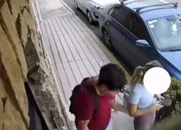 VIDEO Exhiben a sujeto que toca de manera lasciva a una mujer en Huexotitla, Puebla