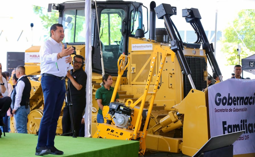 Gobierno de Puebla adquiere 16 módulos de maquinaria para rehabilitar calles en 217 municipios