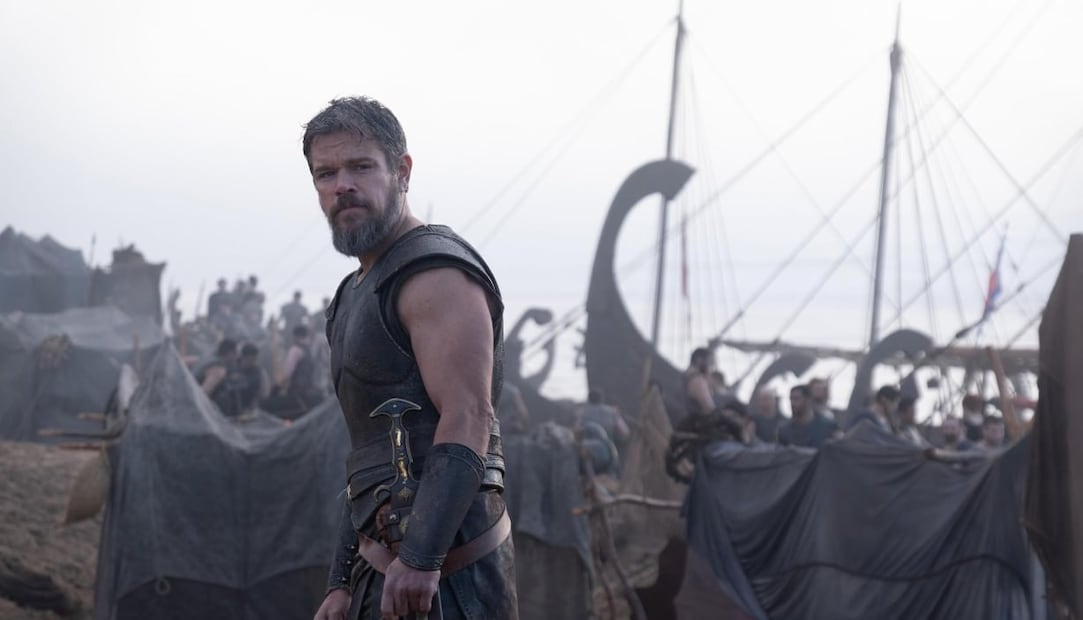 Matt Damon entrega una gran interpretación como Odiseo, cuya figura se escribe bajo una perspectiva moderna sobre la guerra | Foto: Universal Pictures