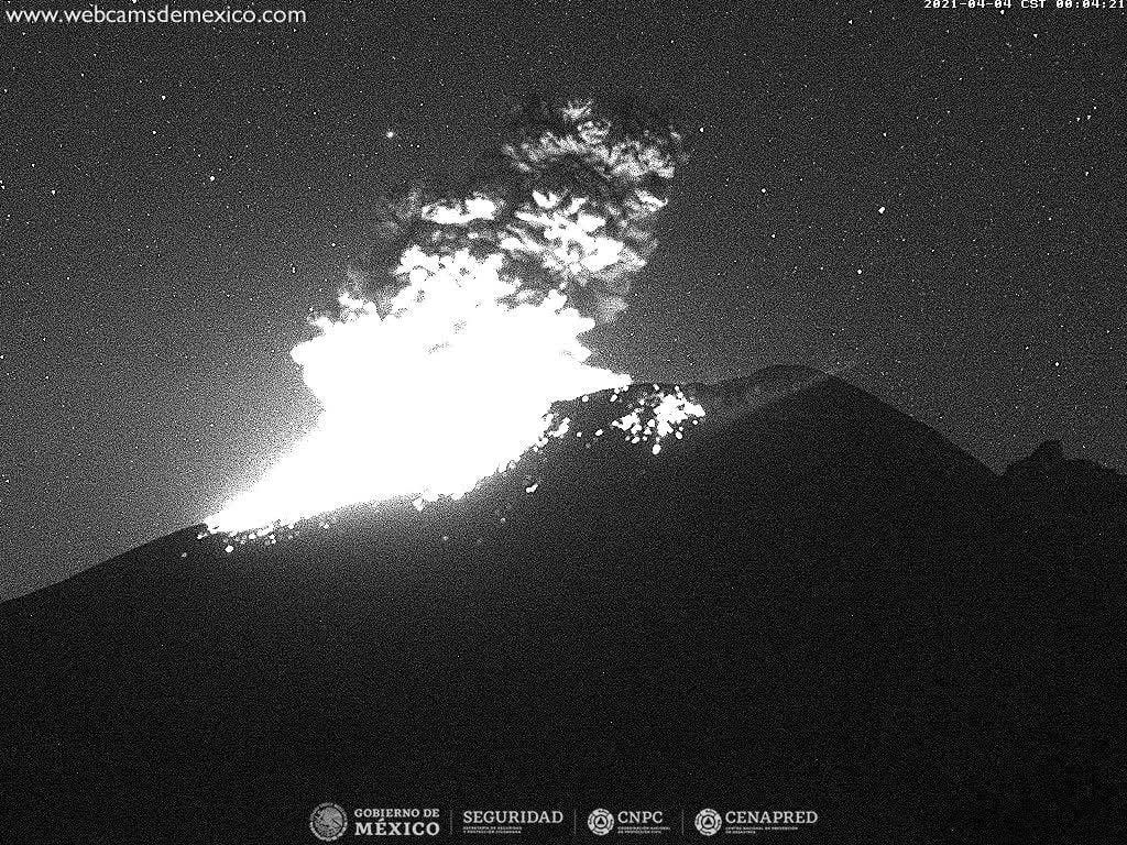 Popocatépetl presentó una breve erupción este 4 de abril 2021