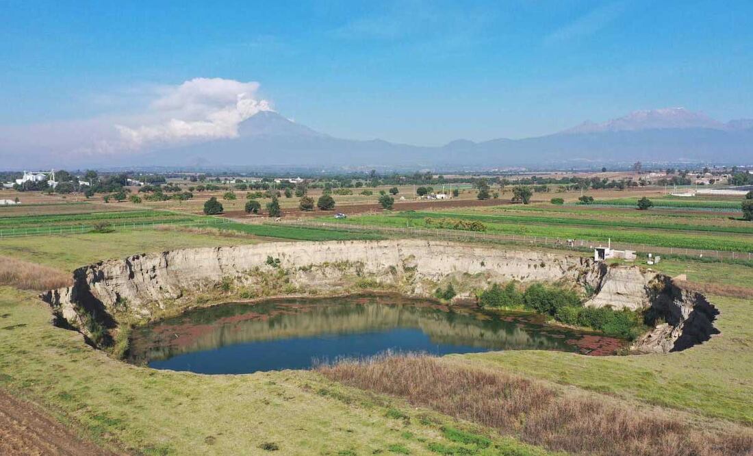 Así luce el socavón a dos años de que se formó en tierras de cultivo de Zacatepec | Foto: agencia Es Imagen para El Universal Puebla