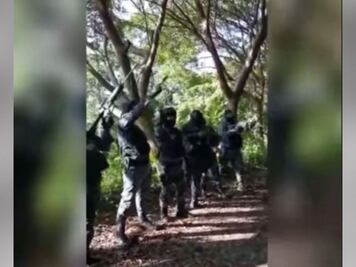 Tacha Barbosa de payasos y delincuentes a policías que presumieron armas en redes sociales