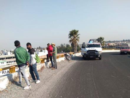 Cae motociclista desde puente en Periférico, queda gravemente herido