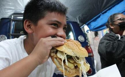 ¿Cuántas cemitas te comerías en 10 minutos? Pareja consigue récord