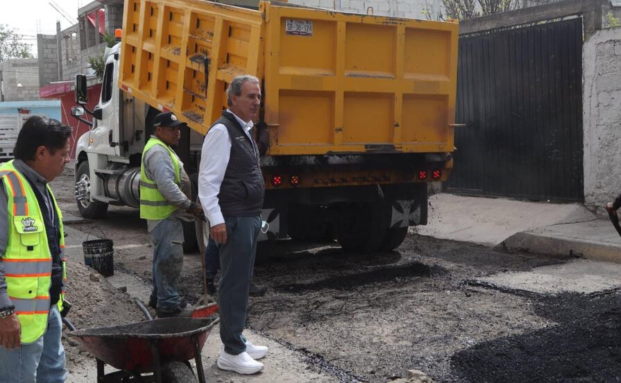 Supervisa Pepe Chedraui trabajos de bacheo en Bosques de Santa Anita