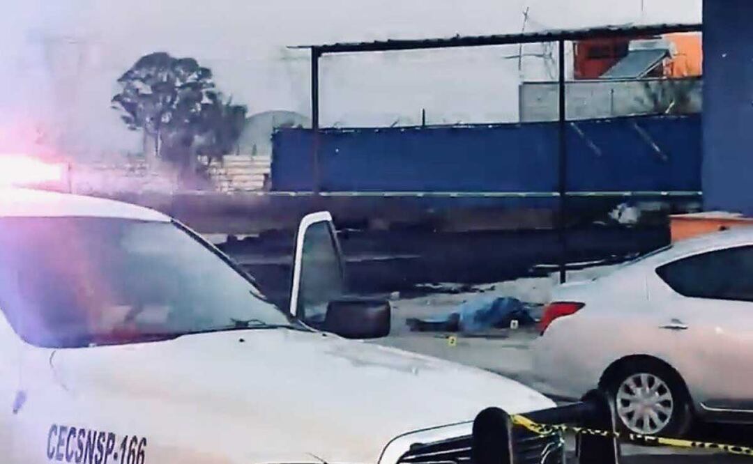 Dos sujetos a bordo de una motocicleta balearon a un hombre a unos metros del Periférico Ecológico | Foto: Especial