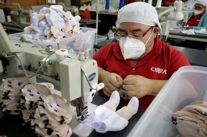 Producción de peluches del Dr. Simi aumenta en 450% tras hacerse viral