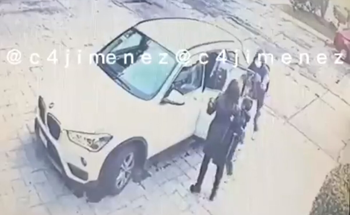 Uno de los sujetos encañonó a la mujer para que saliera del auto  Foto: captura de video