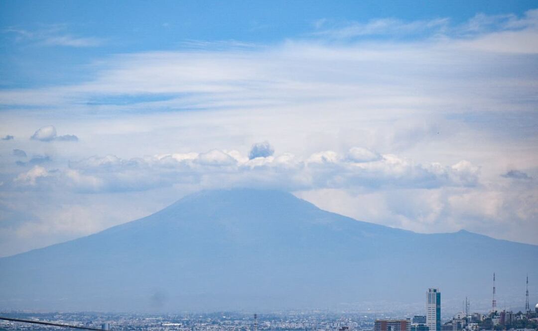Pese a que el Popocatépetl mantiene constantes sus expulsiones y fumarolas, el Cenapred no ha cambiado el Semáforo de Alerta Volcánica | Foto: Agencia Es Imagen para El Universal Puebla
