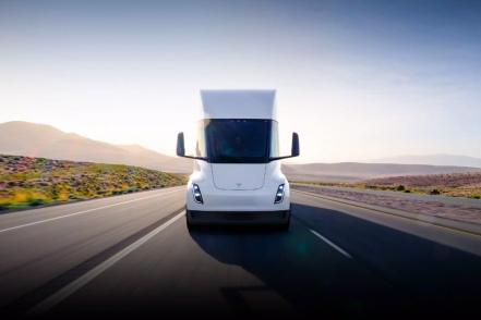 Tesla anunció que iniciará la producción de su primer camión eléctrico