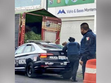 Policía Municipal destroza patrulla al chocar contra una camioneta frente a la Central de Abasto