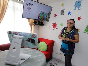 Día del Maestro: Docente usa la creatividad para instruir a alumnos que no conocen un salón de clases