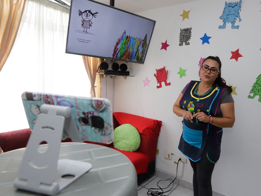 Día del Maestro: Docente usa la creatividad para instruir a alumnos que no conocen un salón de clases