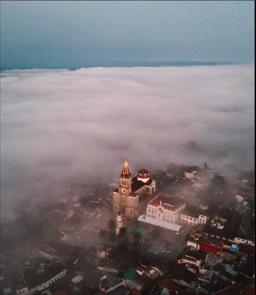 En Cuetzalan  la niebla se hace presente para acompañar a las personas en sus caminatas /Instagram @dondeirenpuebla