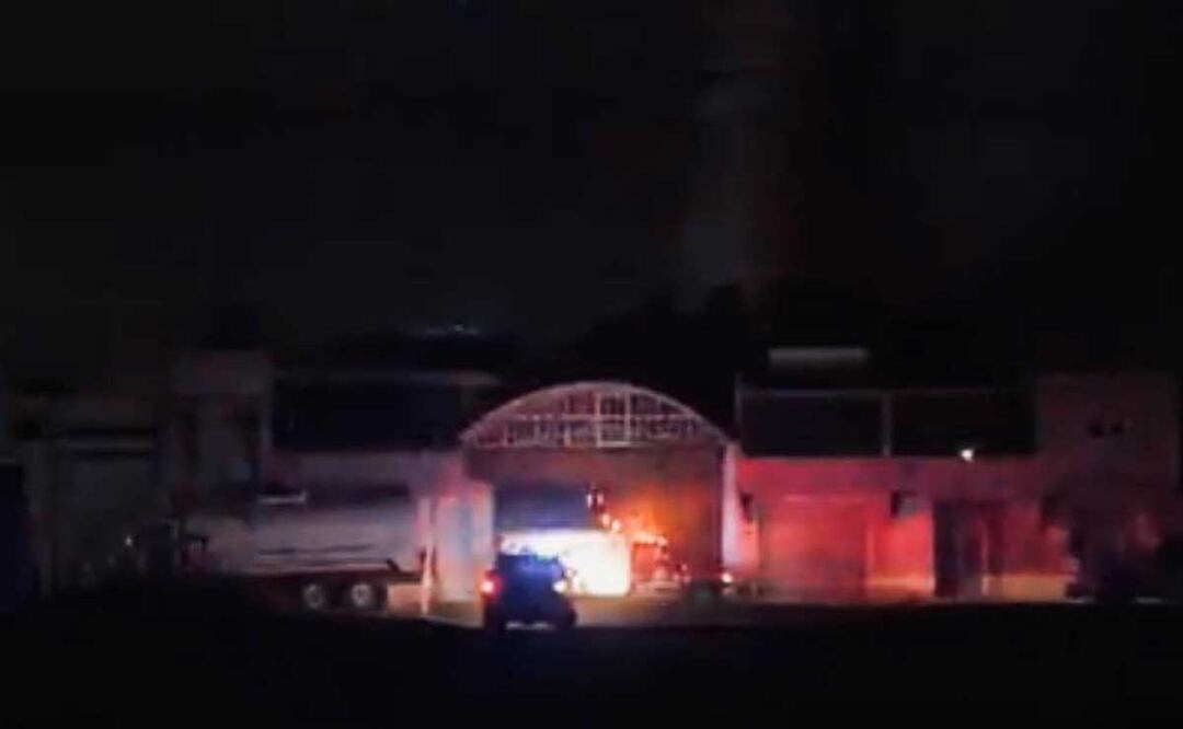 El siniestro mantuvo a los bomberos laborando gran parte de la noche | Foto: Especial