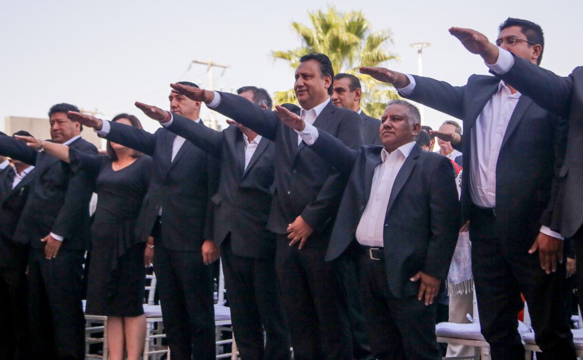 Los maestros Alfredo Gómez y José Luis González rindieron protesta como nuevos dirigentes del SNTE Puebla | Foto: Agencia Es Imagen para El Universal Puebla
