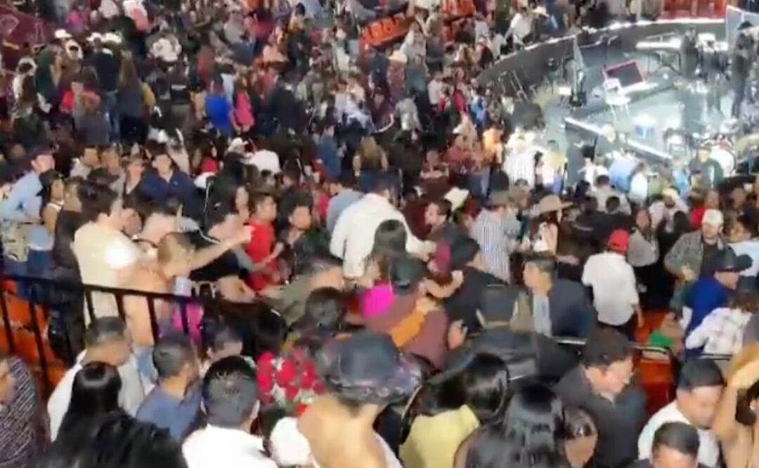 Hubo intercambio de golpes y bebidas fueron arrojadas al término del concierto de Alfredo Olivas en la Feria de Puebla. | Foto: Twitter El Sol de Puebla /  Eduardo Teo Romero