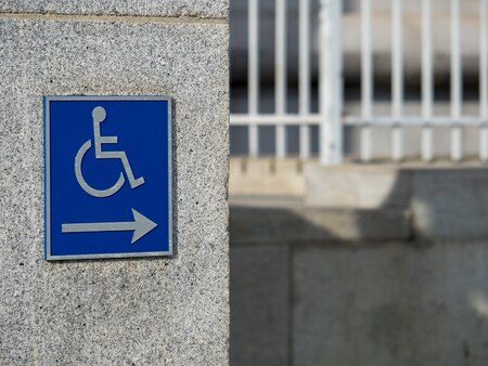 La placa vehicular de personas con capacidades distintas en México, conocida como "placa de circulación para personas con discapacidad", tiene varios propósitos y beneficios. 

Foto: Producción El Universal Puebla