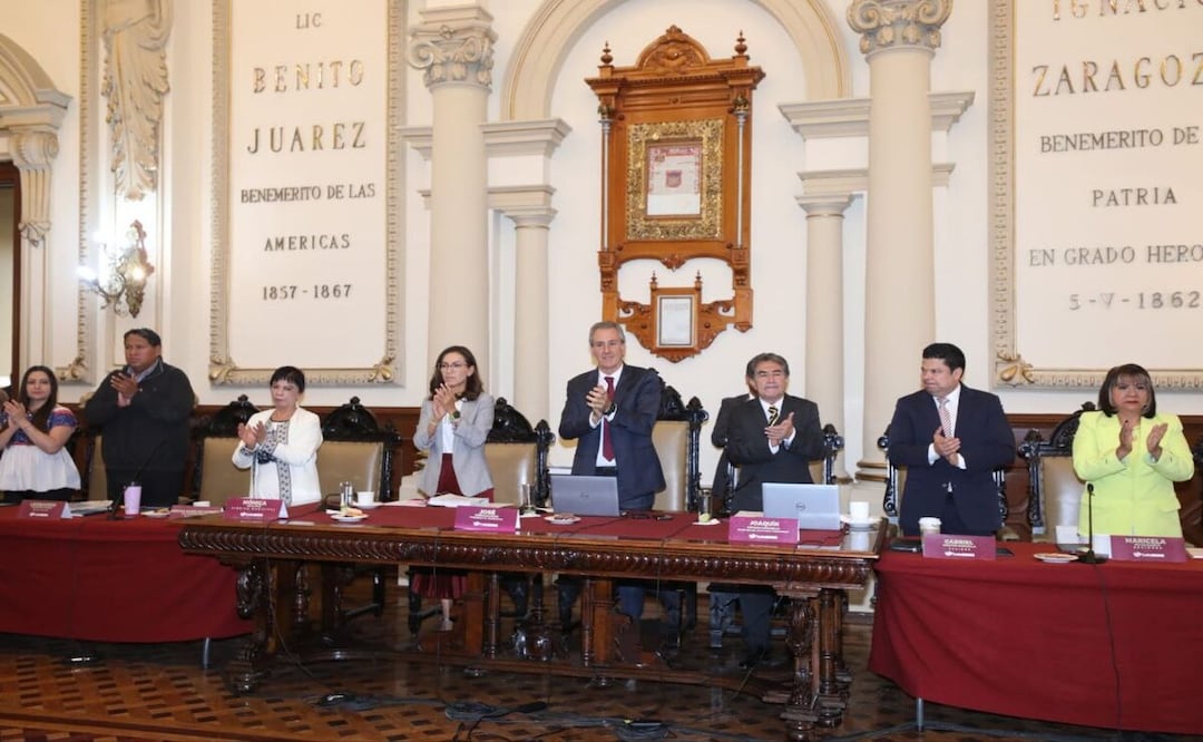 Se rindió un minuto de aplausos como homenaje póstumo a Salvador Bianchini | Foto: Ayuntamiento de Puebla