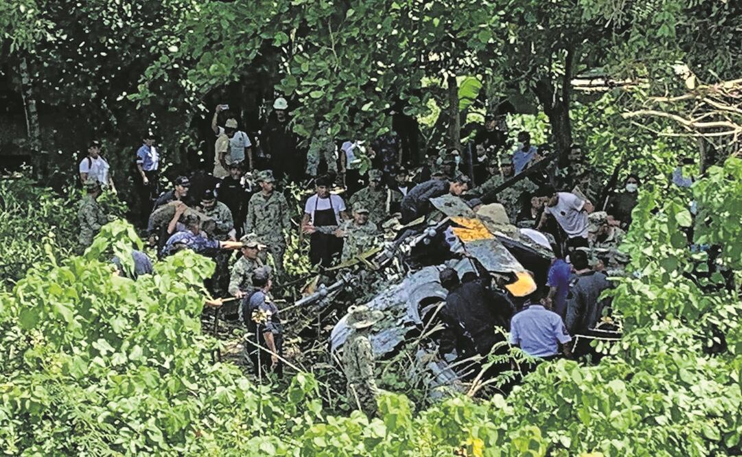 La aeronave tipo Eurocopter que volaba con cinco tripulantes, operaba en la jurisdicción de la Quinta Región Naval, con sede en Dos Bocas, Tabasco, y cayó en el campo deportivo Fonapo, del fraccionamiento Carlos A. Madrazo.