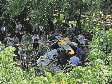 Mueren tres marinos tras desplome de helicóptero
