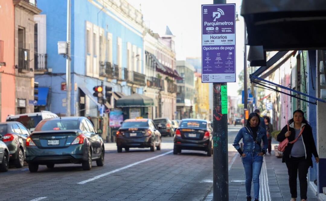 Adán Domínguez Sánchez informó que el 16 de septiembre se suspenderá el cobro de parquímetros | Foto: Agencia Es Imagen para El Universal Puebla