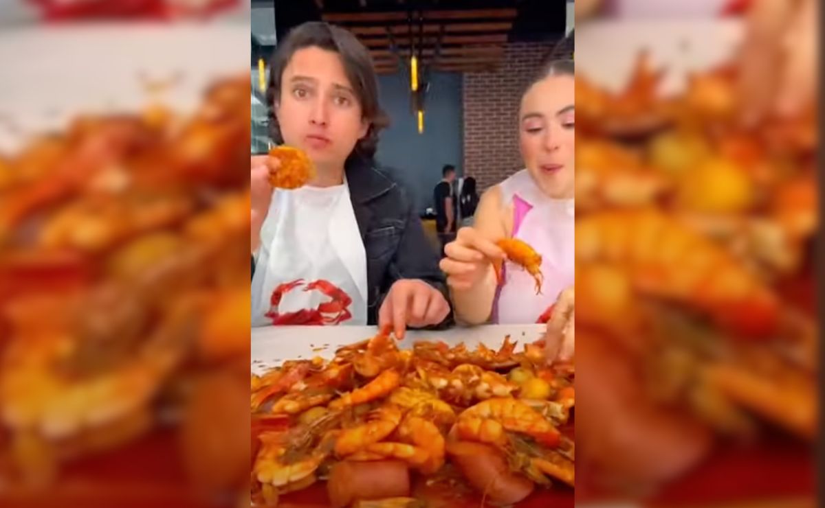 ¿Comerías los famosos camarones tiraditos? Son arrojados desde una bolsa a la mesa