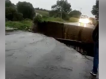 Se derrumba puente en Tlachichuca por lluvias