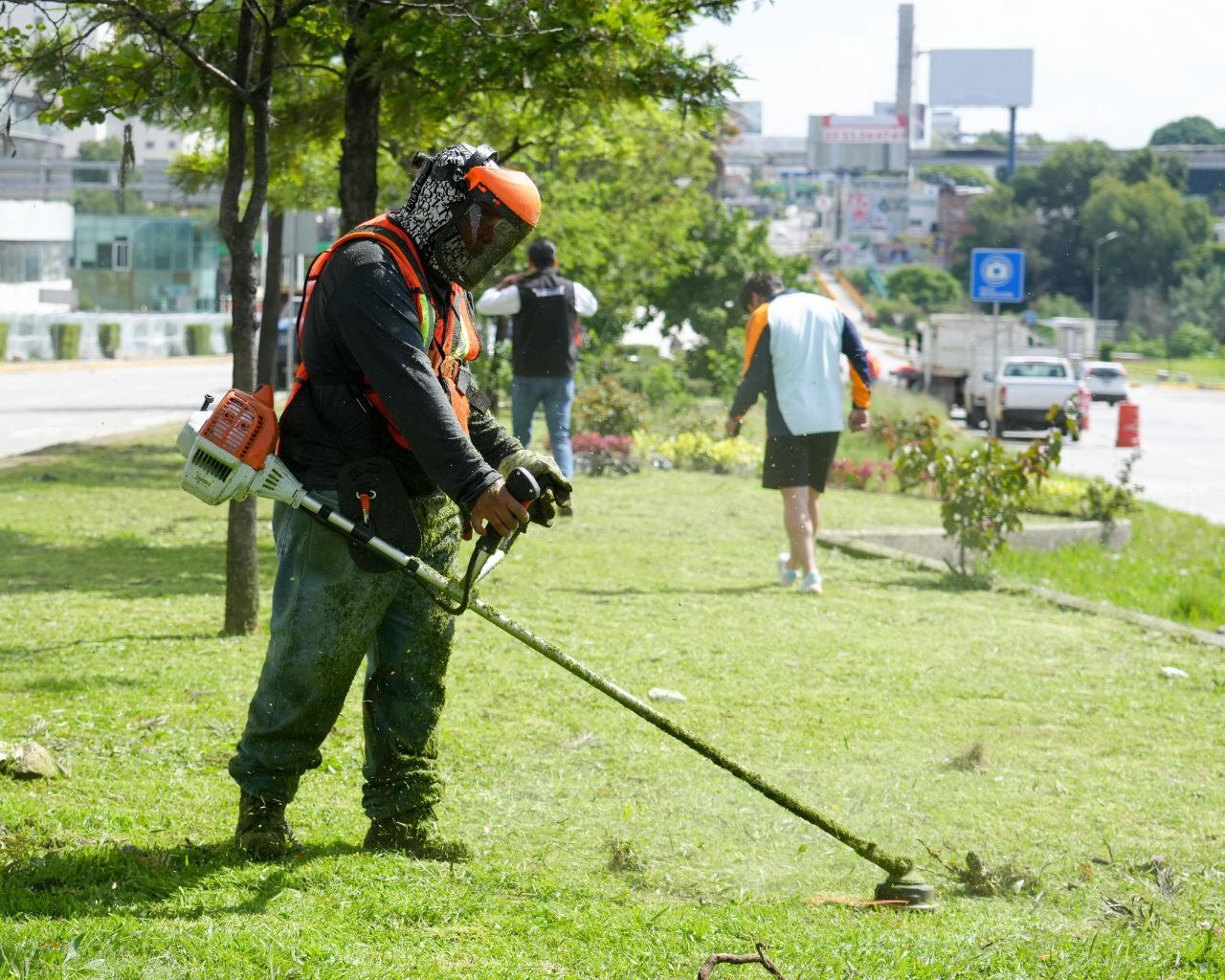 Realiza Gobierno de la Ciudad jornada de mantenimiento en la Vía Atlixcáyotl