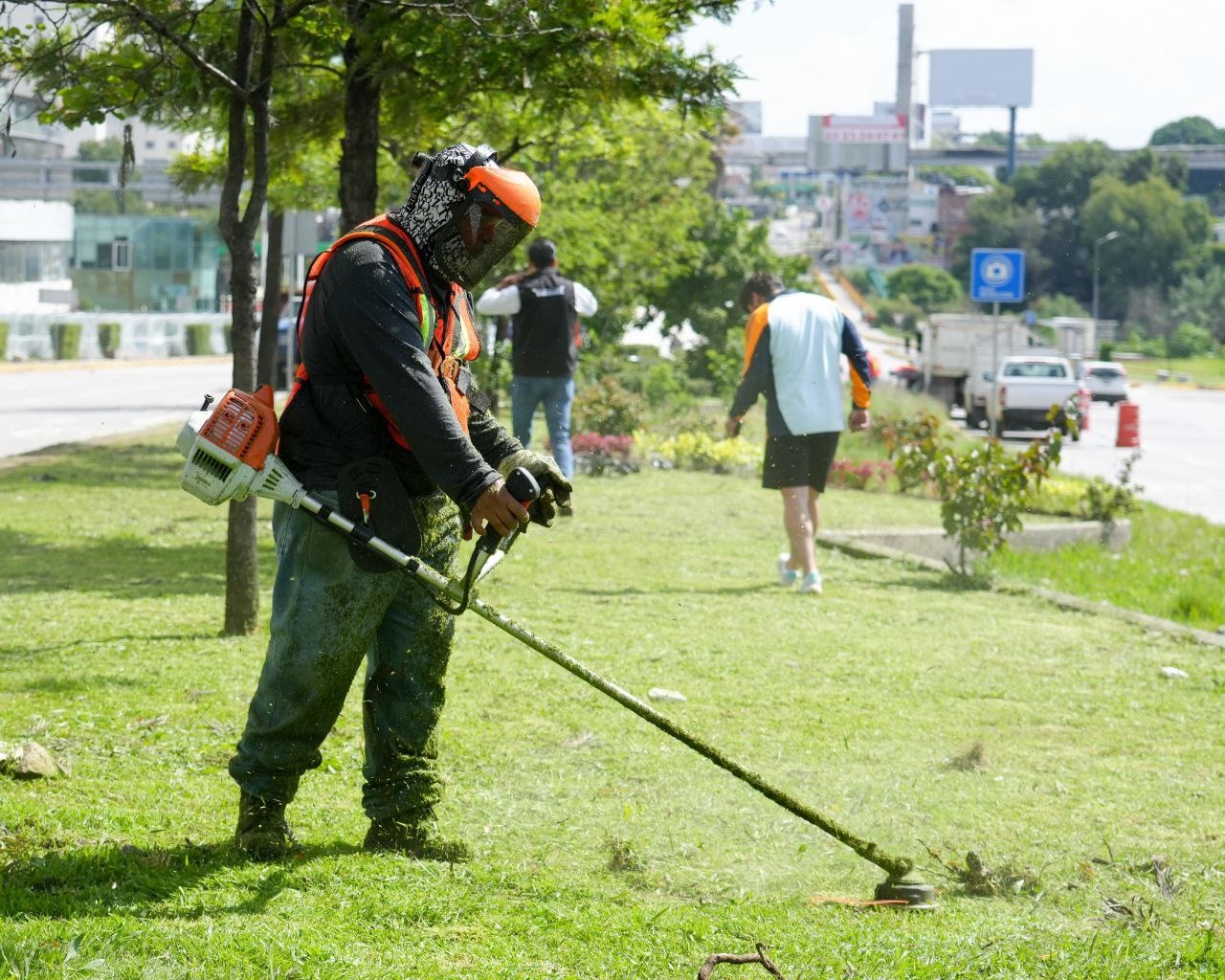 Realiza Gobierno de la Ciudad jornada de mantenimiento en la Vía Atlixcáyotl