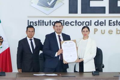 Alejandro Armenta recibe constancia como gobernador electo de Puebla