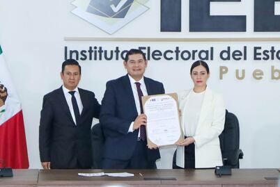 Alejandro Armenta recibe constancia como gobernador electo de Puebla