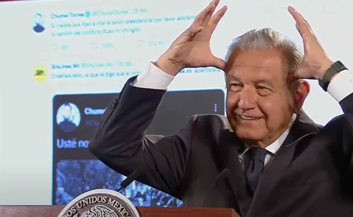 En el Salón Tesorería, López Obrador también pidió que se mostraran mensajes que el analista político Liébano Sáenz escribió en Twitter. Foto: Captura de pantalla