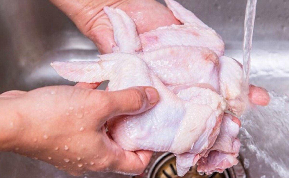 ¿Por qué no debo lavar el pollo?
