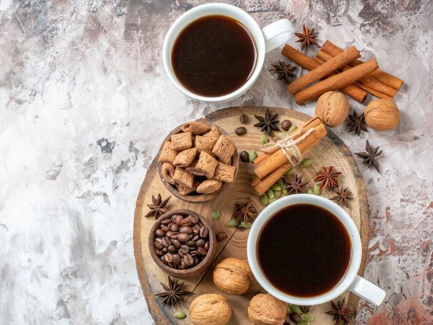 Según el neurólogo Dr. Brandon Crawford, añadir canela al café matutino no solo aporta un sabor agradable, sino que su contenido de antioxidantes es fundamental para proteger las neuronas. 

Foto: Producción El Universal Puebla