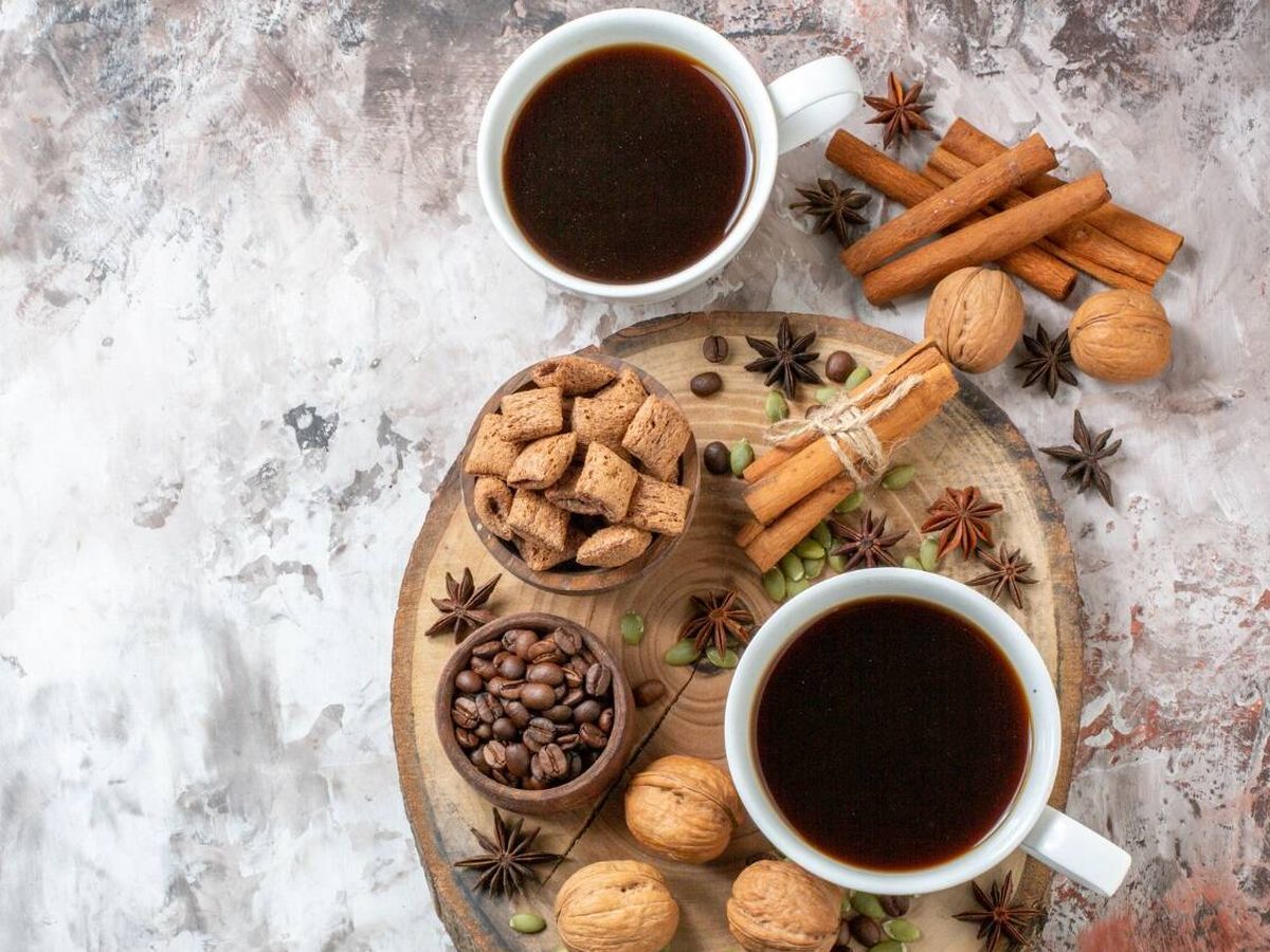 Según el neurólogo Dr. Brandon Crawford, añadir canela al café matutino no solo aporta un sabor agradable, sino que su contenido de antioxidantes es fundamental para proteger las neuronas. 
Foto: Producción El Universal Puebla