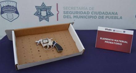 Por orinar en la vía pública detienen a presunto traficante de armas