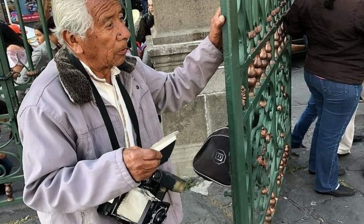 Demetrio, el último fotógrafo que queda en la catedral de Puebla