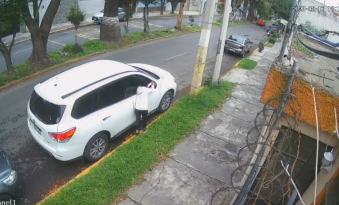 Una mujer fue captada en video robándose el espejo de una camioneta en la colonia Maestro Federal | Foto: Captura Facebook Mariana Camarillo