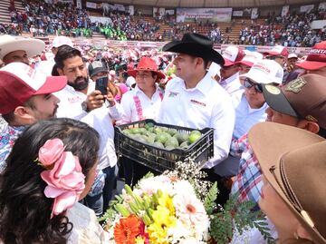 Alejandro Armenta ofrece paneles solares a las 6 mil sociedades de pozo