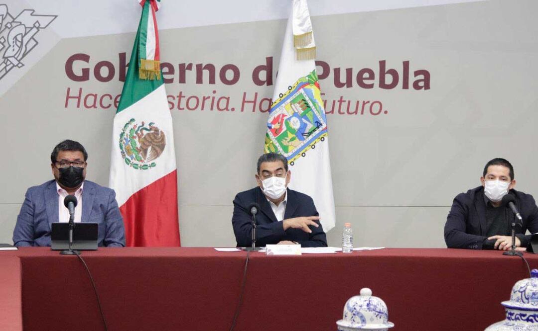 El gobernador de Puebla, junto con los secretarios de Gobernación y Seguridad Pública, en conferencia de prensa | Foto: Agencia Es Imagen para El Universal Puebla