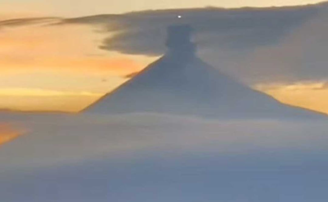 Las imágenes revelan un objeto luminoso que sale del cráter y se mantiene sobre el Popocatépetl | Foto: Especial
