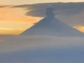 ¿Es un Ovni? Captan un extraño objeto sobre el cráter del Popocatépetl