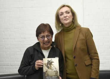 La escritora Cristina Morató se presento en la Preparatoria Lázaro Cárdenas del Río de la BUAP