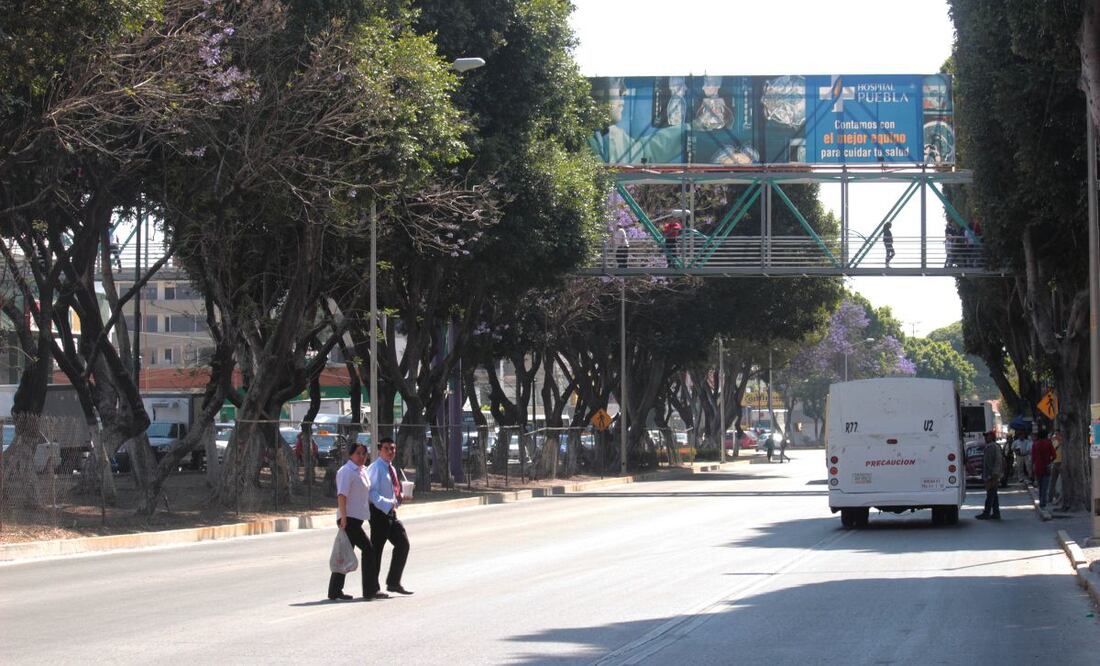 El puente peatonal ubicado en el Bulevar Héroes del 5 de Mayo será retirado en el mes de agosto | Foto: Agencia Es Imagen para El Universal Puebla
