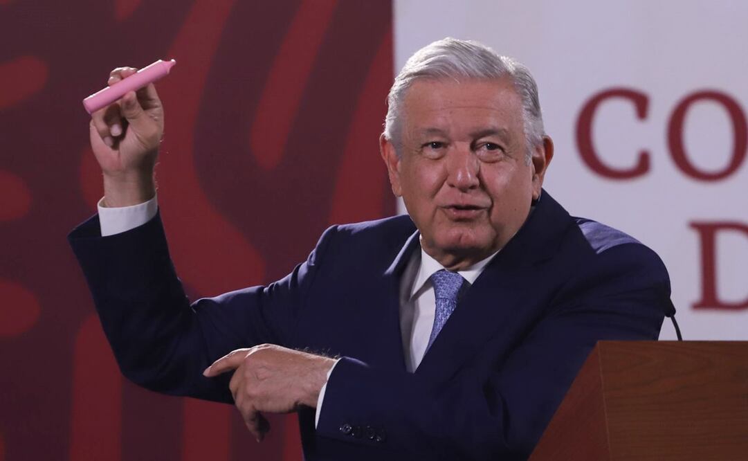 En su mañanera, López Obrador mostró un vapeador. Foto: Berenice Fregoso EL UNIVERSAL