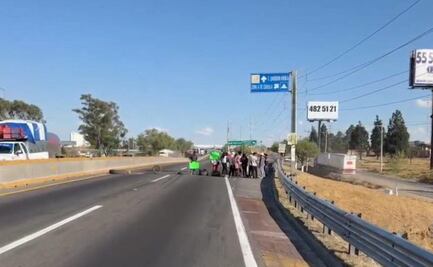 Bloquean autopista México-Puebla para exigir la localización de 3 jóvenes