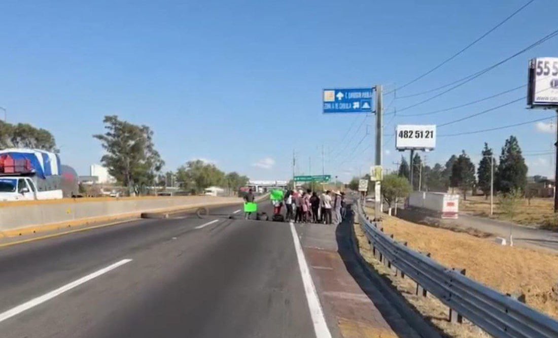 La autopista México-Puebla fue bloqueada al sentido de la capital poblana | Foto: Redes Sociales